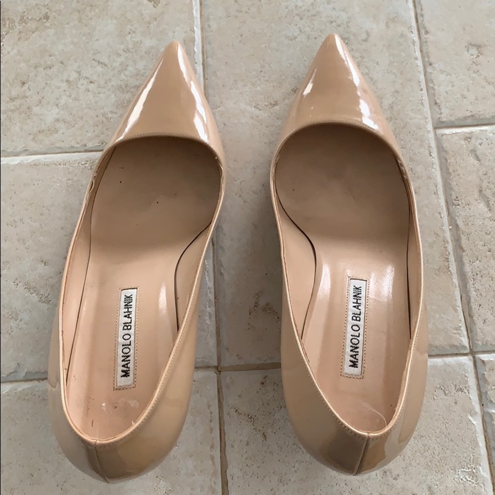 Manolo Blahnik Nude Patent Leather Kitten Heels